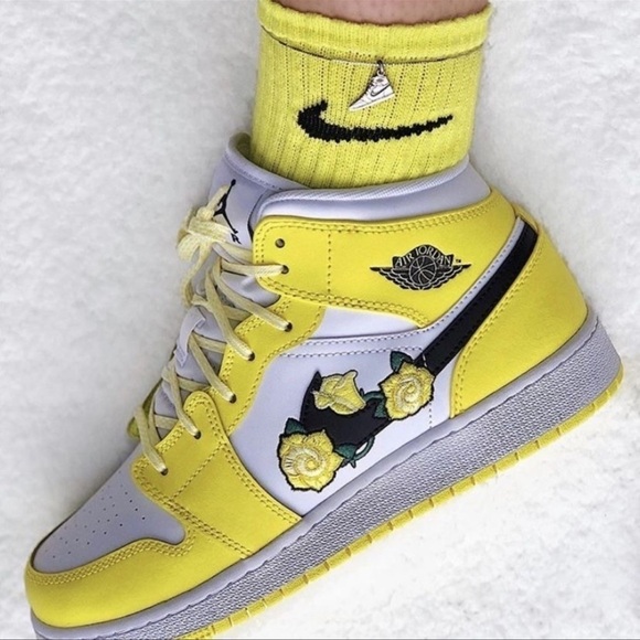 Air Jordan 1 Mid SE GS 'Rose Patch Dynamic - Picture 1 of 10